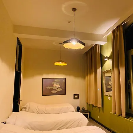 De Lotuspoort Met Mihr's In De Abdij Hotel