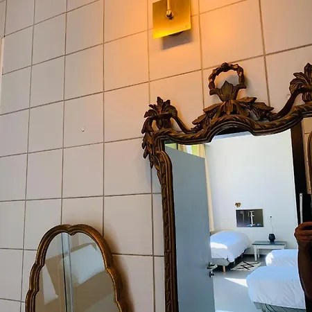 De Lotuspoort Met Mihr's In De Abdij Hotel *
