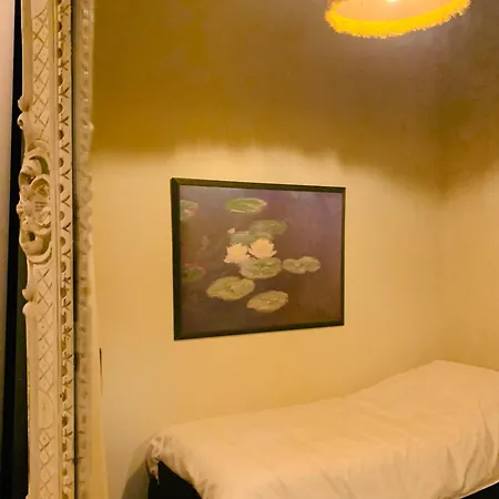 De Lotuspoort Met Mihr's In De Abdij Hotel